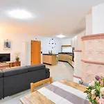 Apartment 2 Bedroom Cozy In